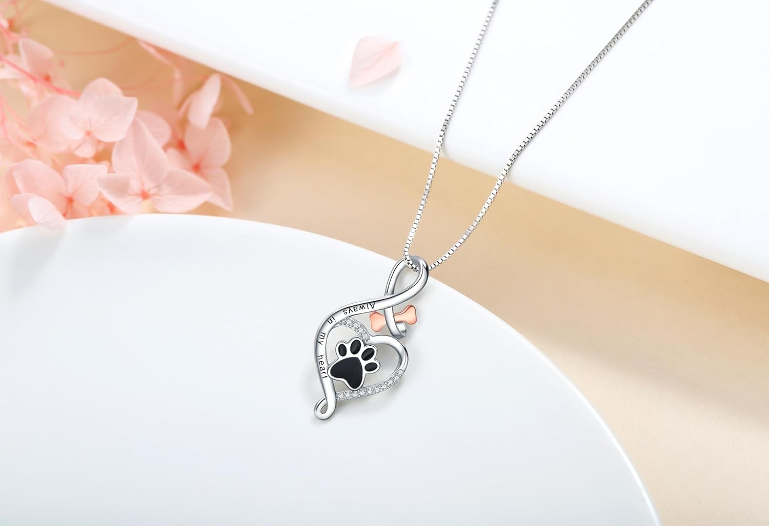Hangerketting met decoratieve symbolen en pootafdruk