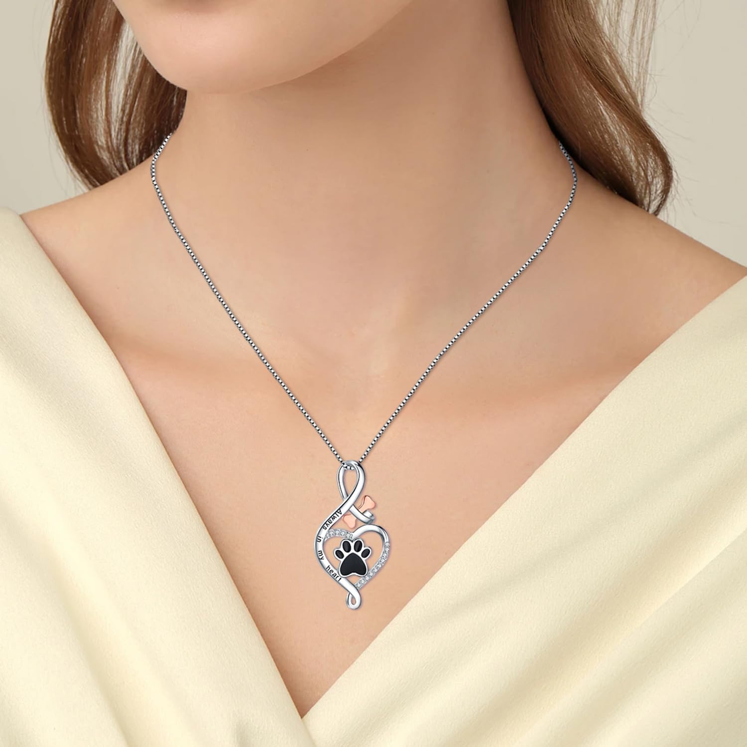 Hangerketting met decoratieve symbolen en pootafdruk