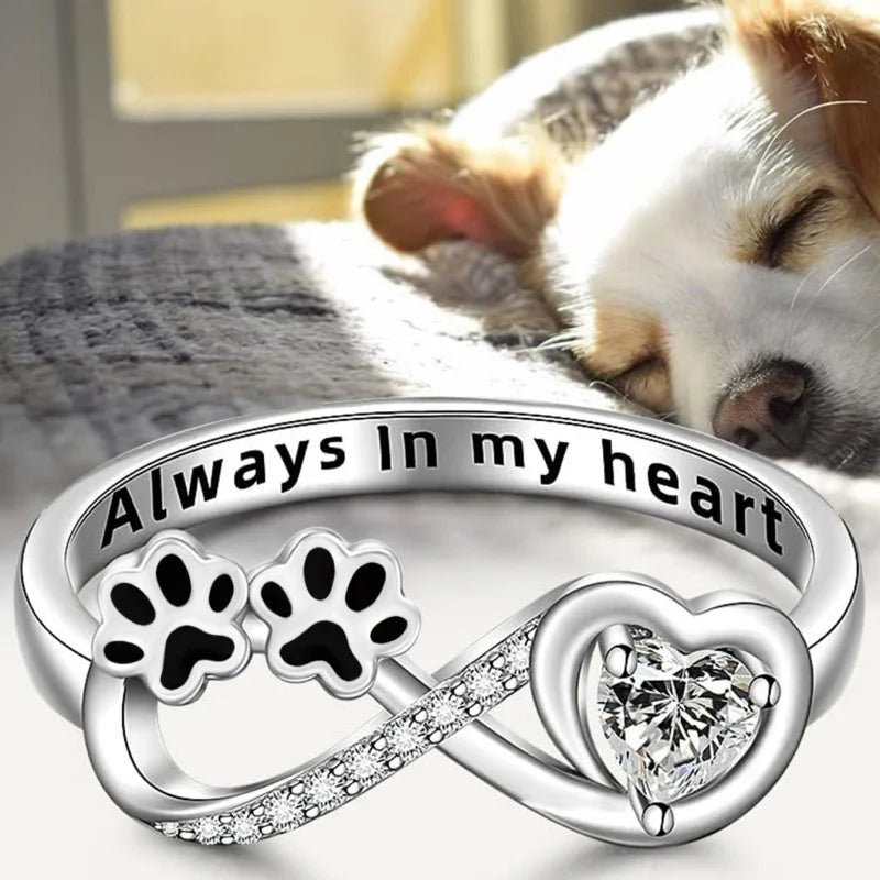 Ring met pootmotief en decoratieve vormelementen
