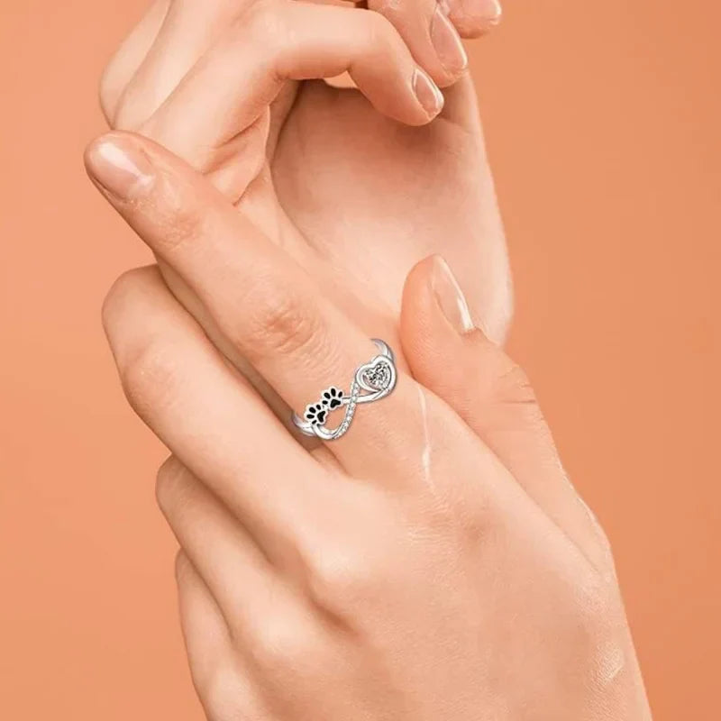 Ring met pootmotief en decoratieve vormelementen