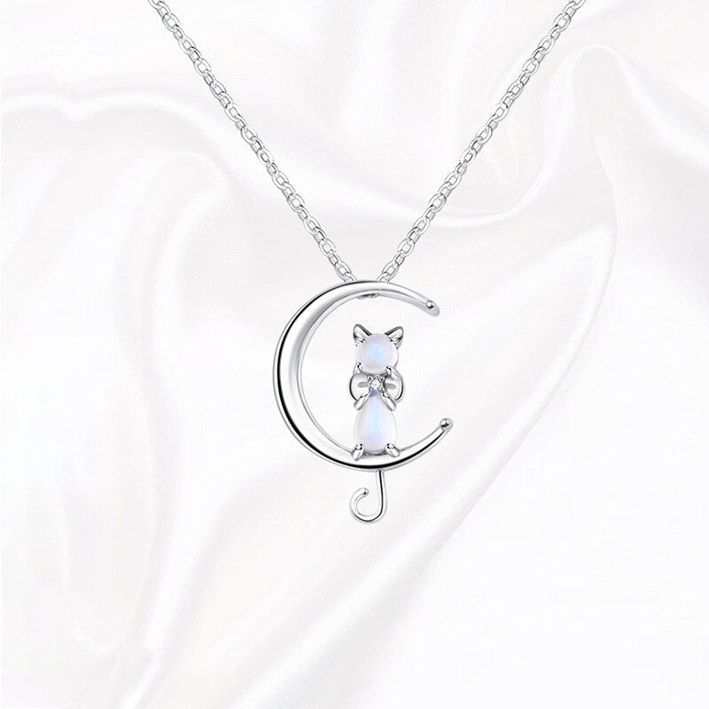 Ketting met halve maan en katmotief