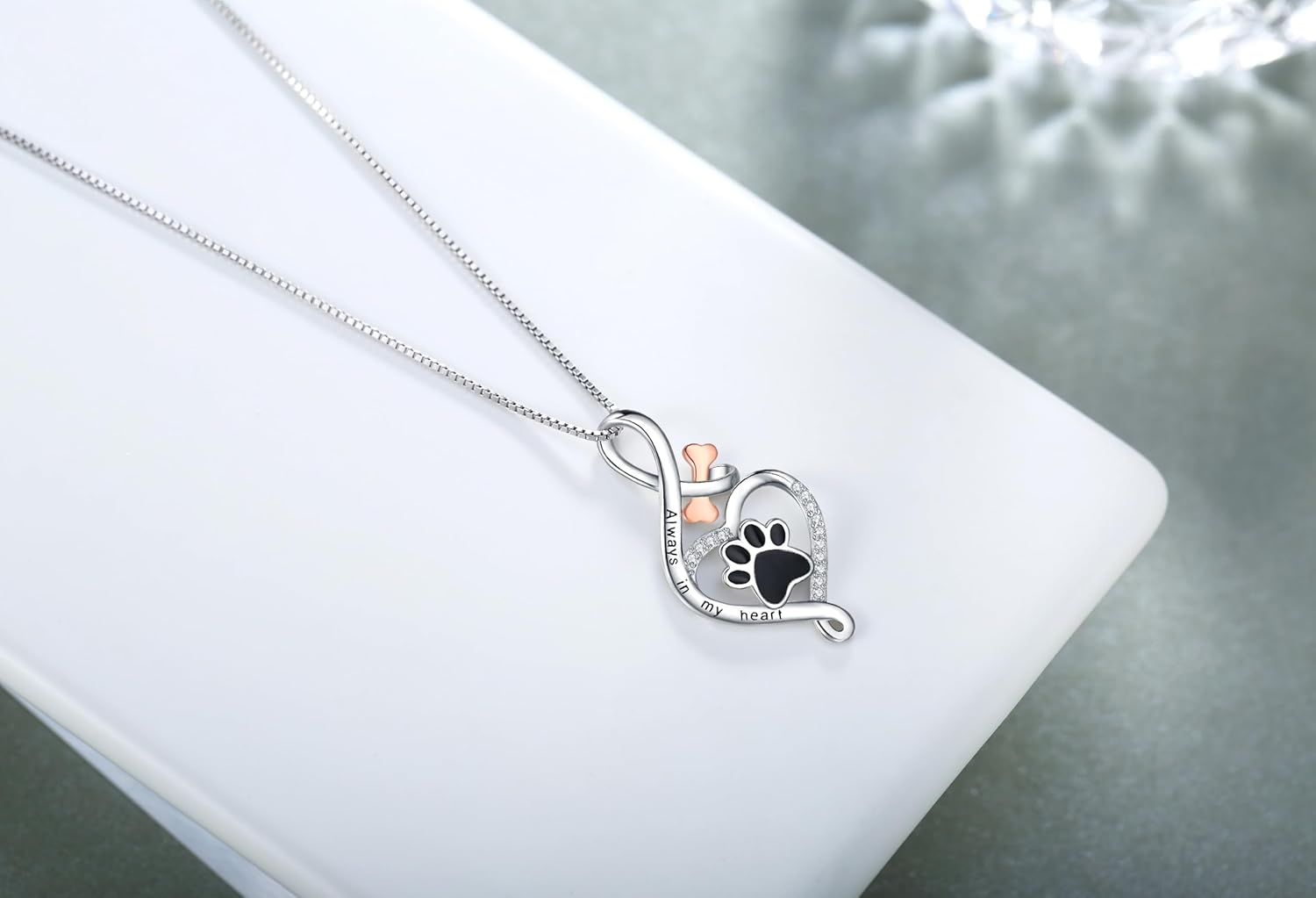 Hangerketting met decoratieve symbolen en pootafdruk