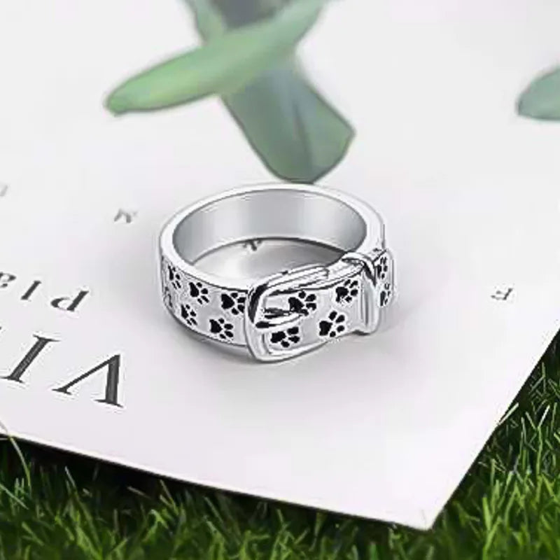 Ring met halsband-geïnspireerd ontwerp