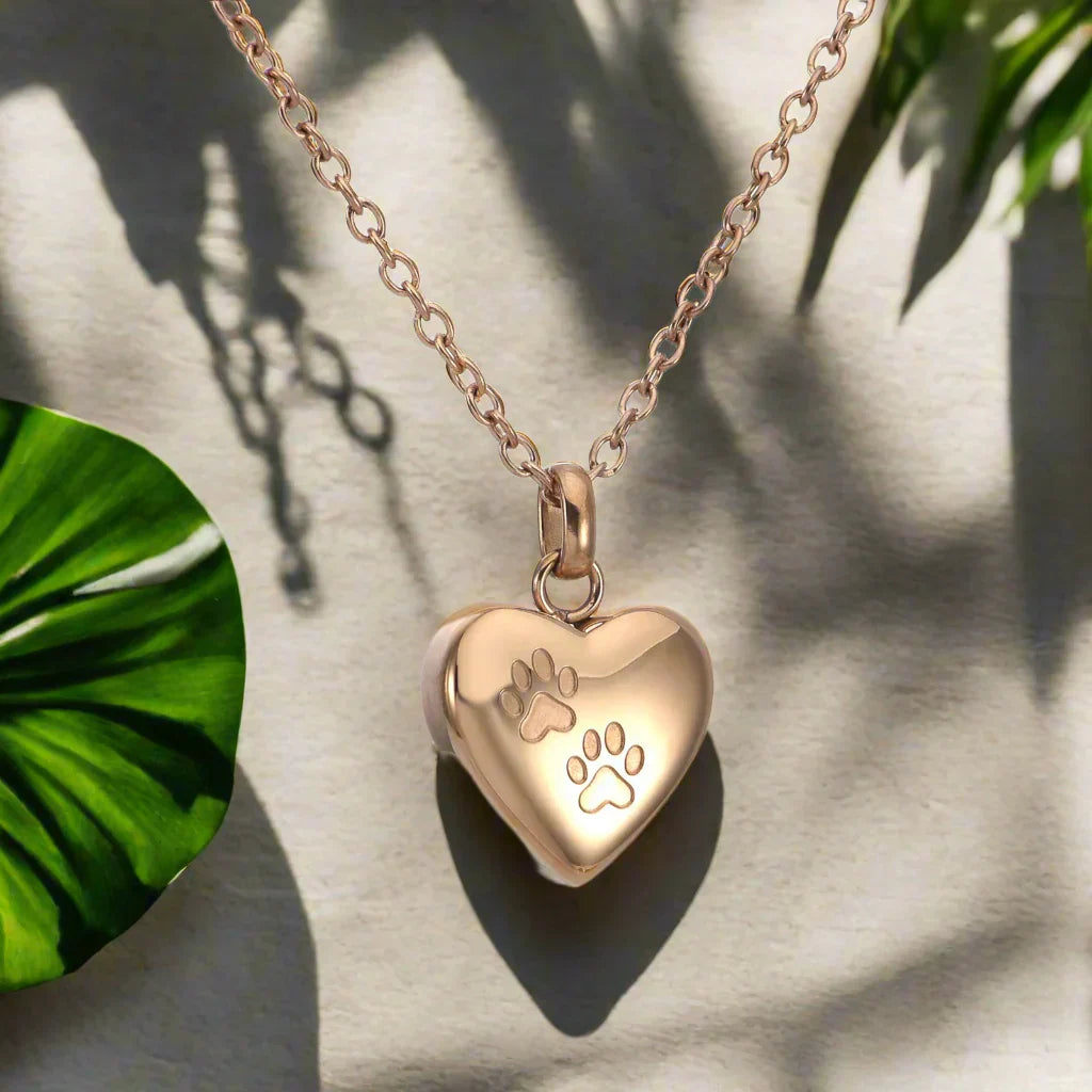 Ketting met hartvormige hanger en pootafdrukgravure