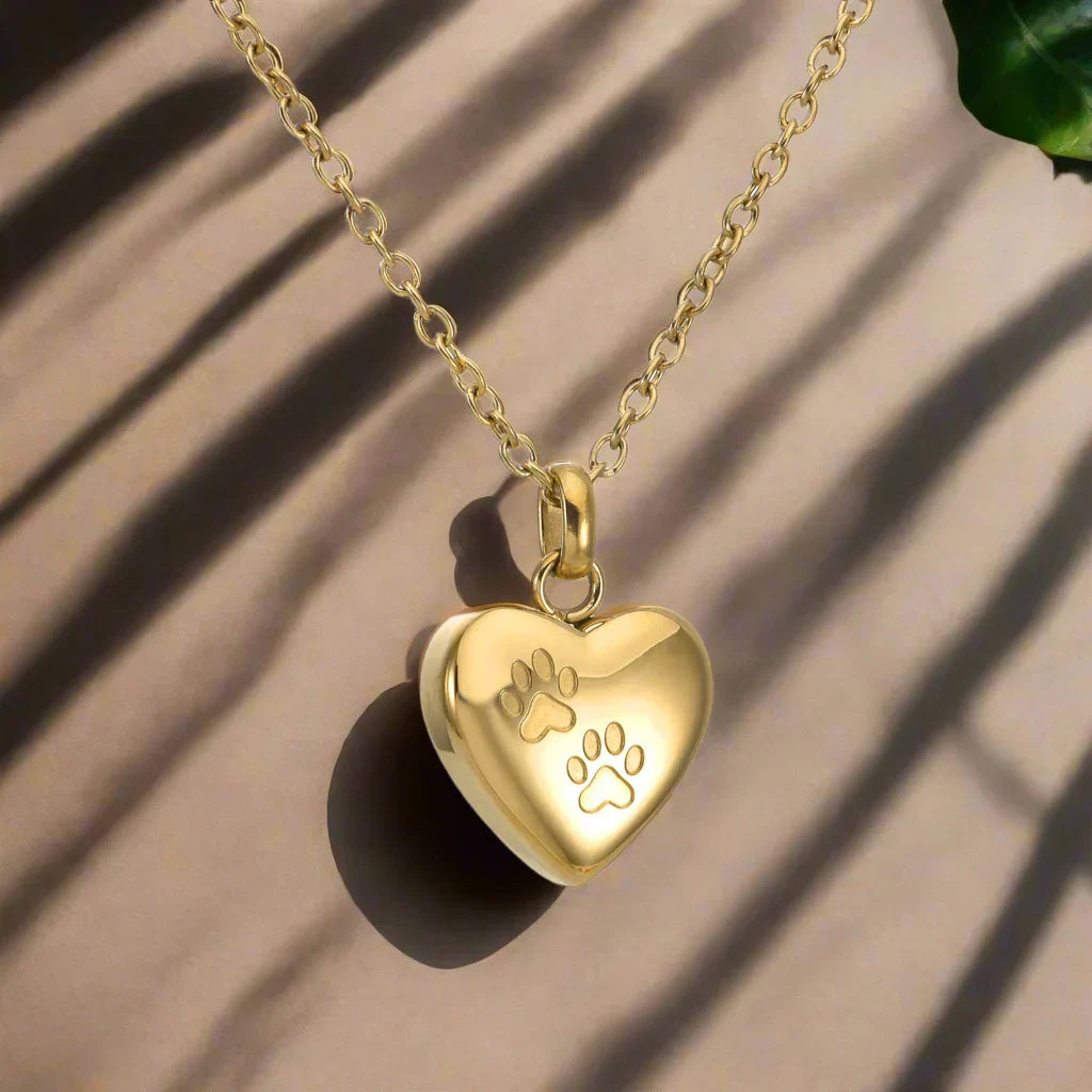 Ketting met hartvormige hanger en pootafdrukgravure