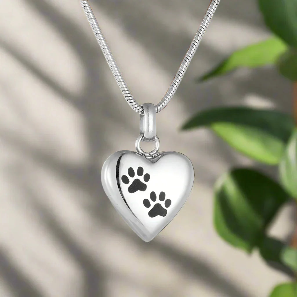 Ketting met hartvormige hanger en pootafdrukgravure