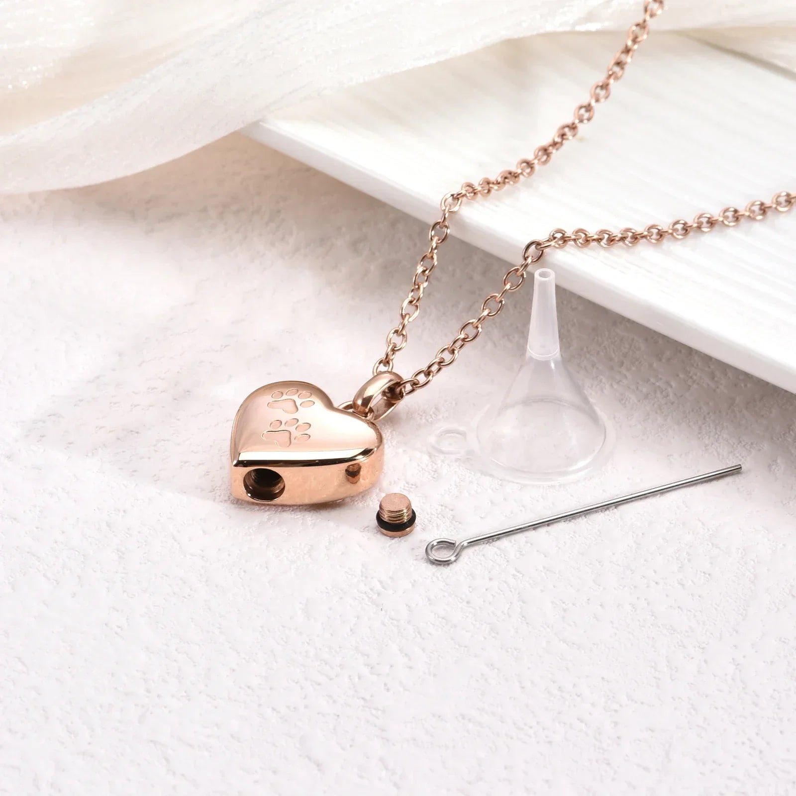 Ketting met hartvormige hanger en pootafdrukgravure