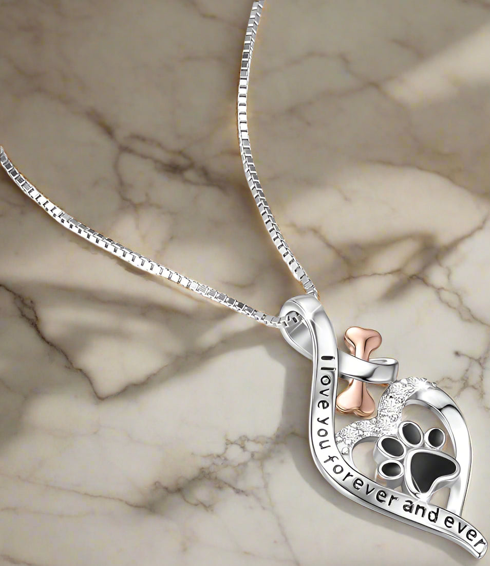 Hangerketting met decoratieve symbolen en pootafdruk